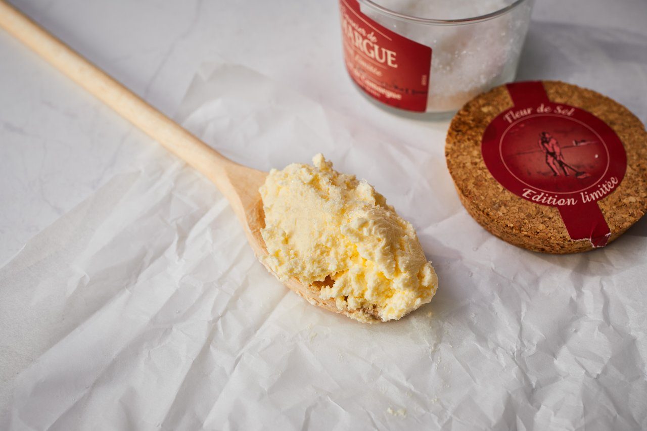 Beurre fait maison à base de crème.