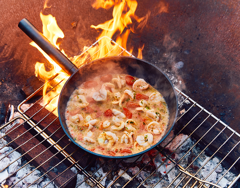 Crevettes épicées préparées au barbecue et toast de pain au maïs
