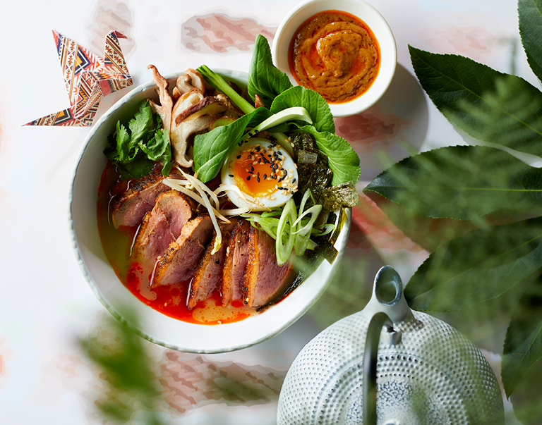 Hot pot coréen, légumes crus et filet de canard rôti