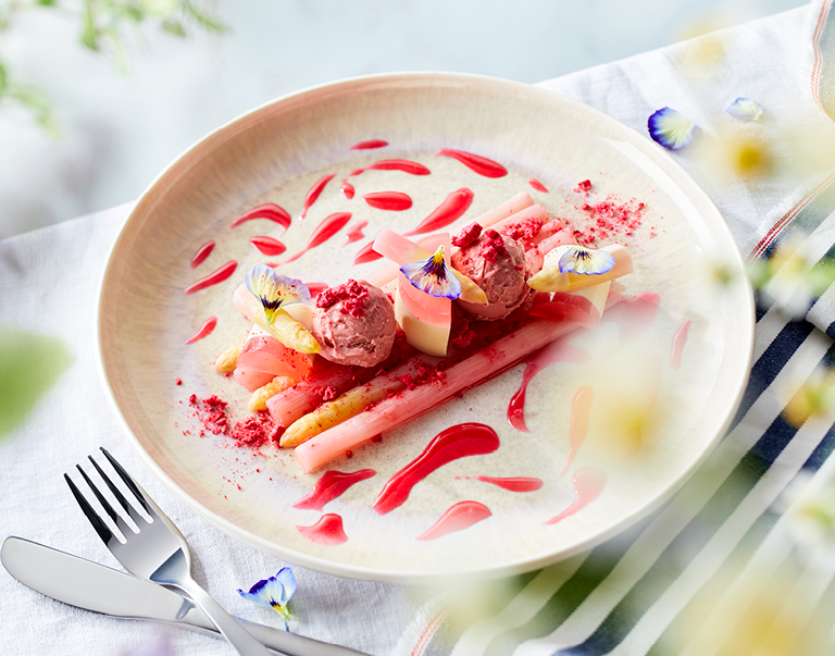 Panna Cotta d’asperges, rhubarbe et asperges confites, framboises glacées et sorbet à la framboise