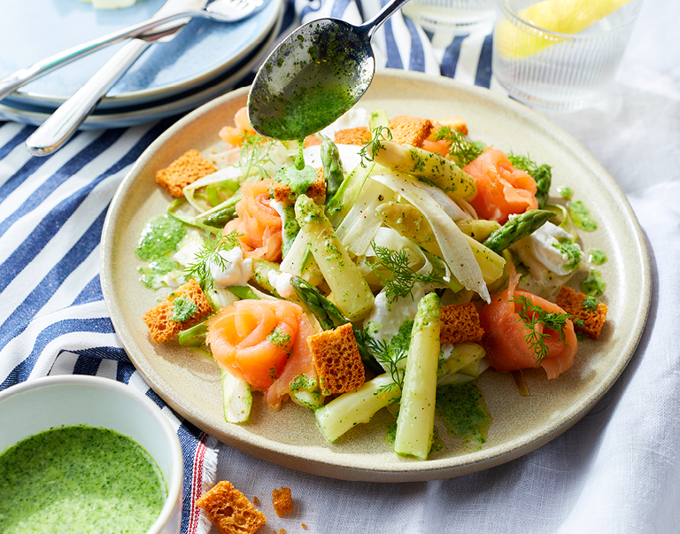 Salade d’asperges vertes et d’asperges blanches, fenouil, saumon fumé et vinaigrette au cresson