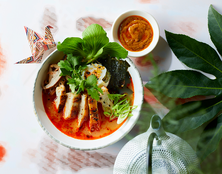 Hot pot coréen, légumes crus et filet de cuisse de poulet rôti