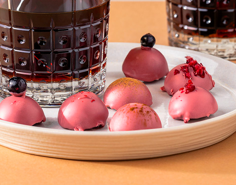 Les bonbons et les truffes remportent toujours un franc succès. Et, avec leur enrobage
rose trendy, ces truffes en jettent !