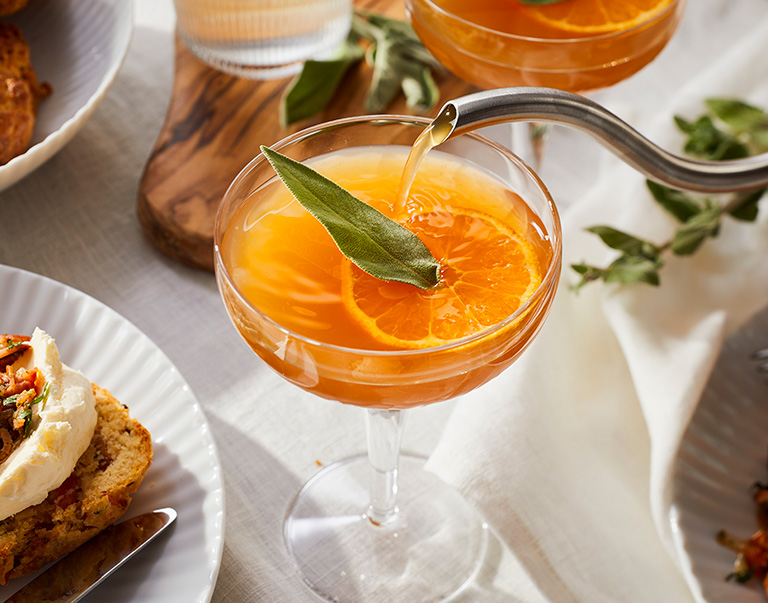 Mocktail van Engelse thee, salie en mandarijn.