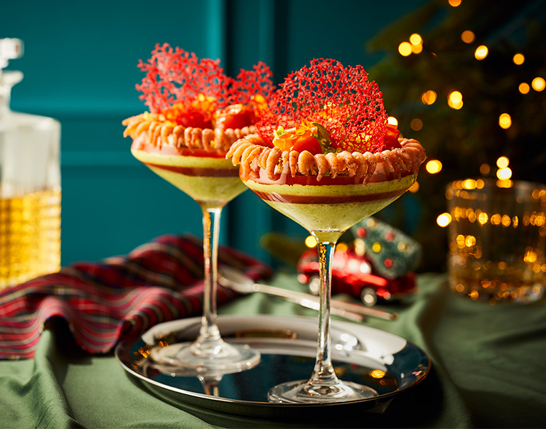 Cocktail van Hollandse garnalen met kreeftenbisque, kropsla en koraaltuile.